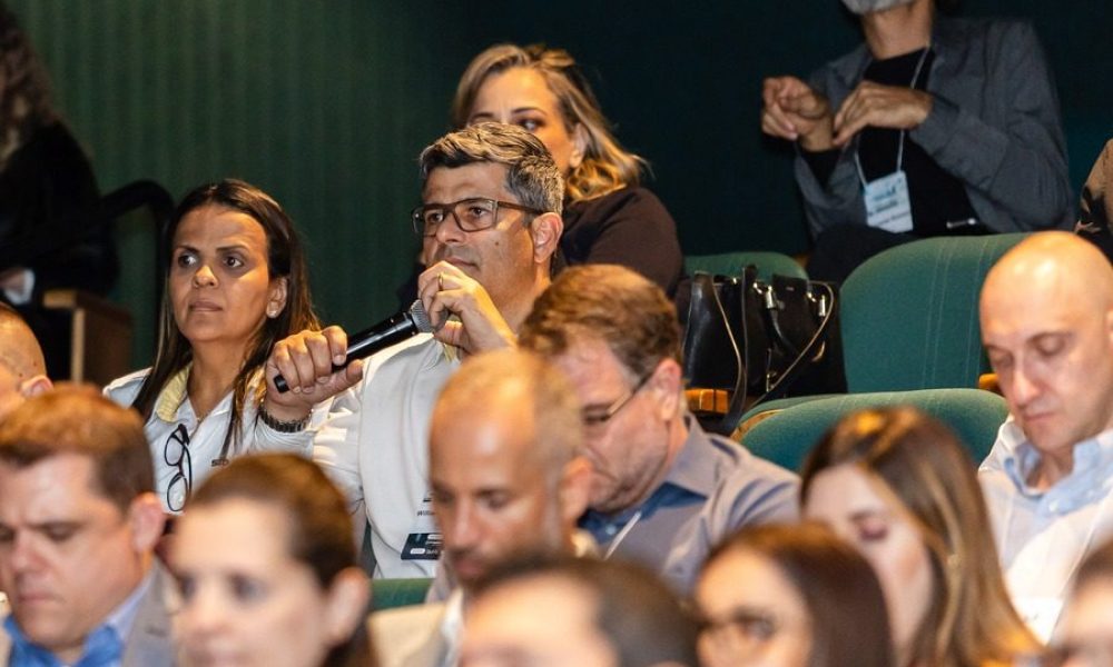 Participação do público em evento de Edifícios Altos